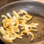 Tobulai iškepti svogūnai