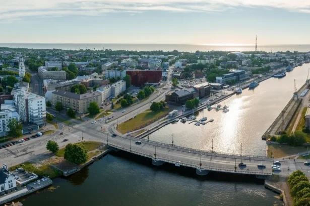 Shutterstock 2191951283