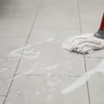 Įlašinu 2 lašus į grindų plovimo vandenį