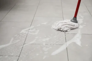 Įlašinu 2 lašus į grindų plovimo vandenį