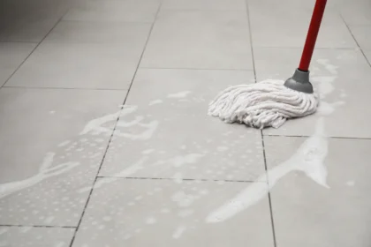 Įlašinu 2 lašus į grindų plovimo vandenį