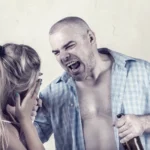 Kaimynas geria, rėkia ant žmonos