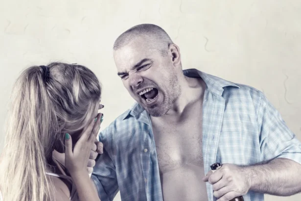 Kaimynas geria, rėkia ant žmonos