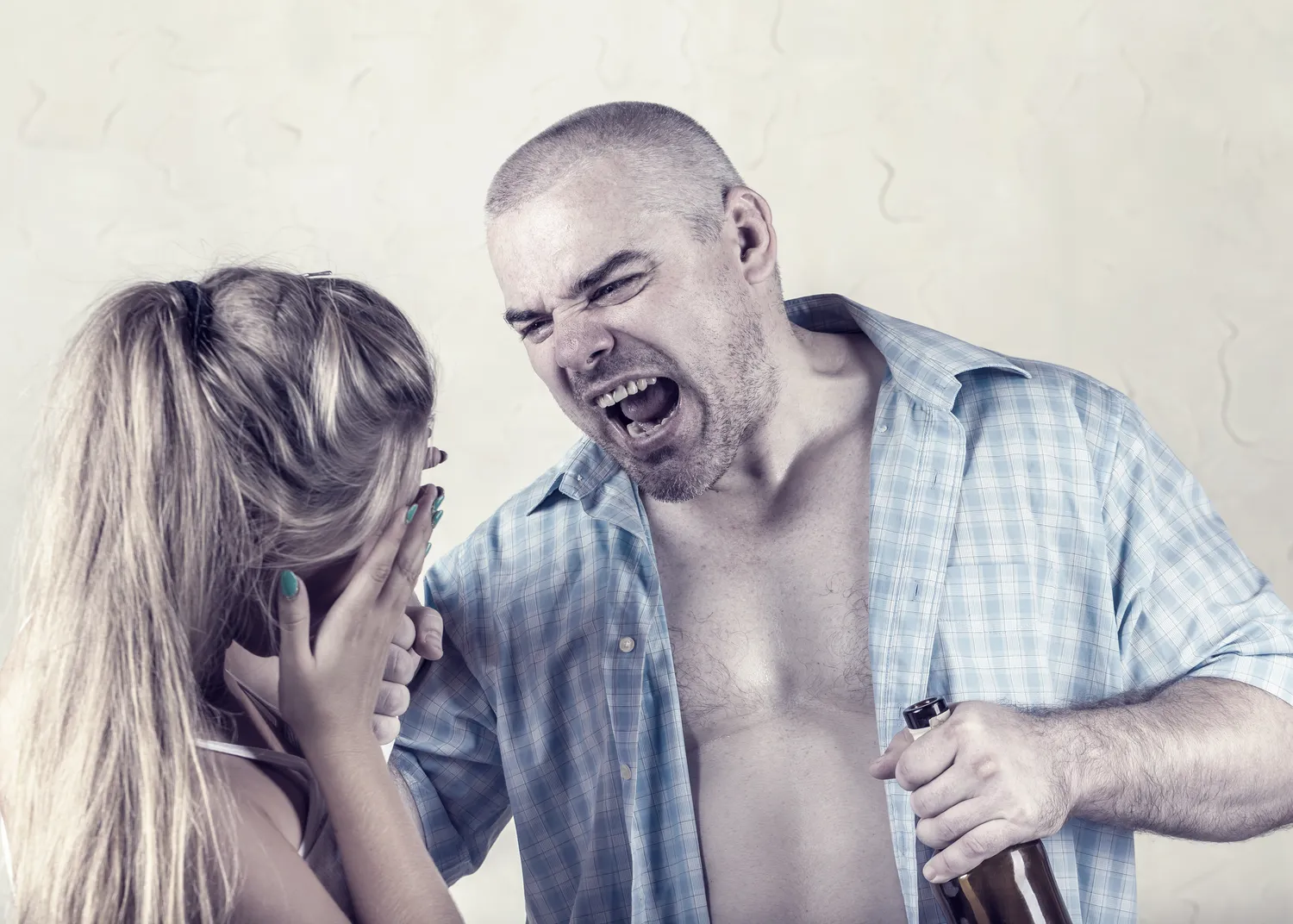 Kaimynas geria, rėkia ant žmonos