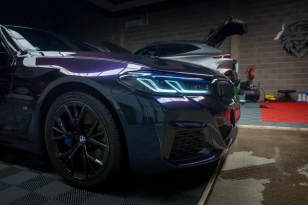 Įvaizdis su nauju BMW / NorthSky Films / Shutterstock.com