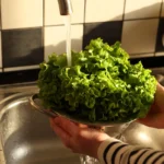 Neišmeskite senesnių salotų