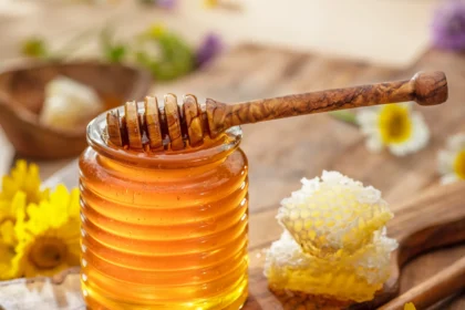 Kas turėtų nevartoti medaus?