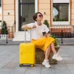 Geltonos spalvos lagaminas