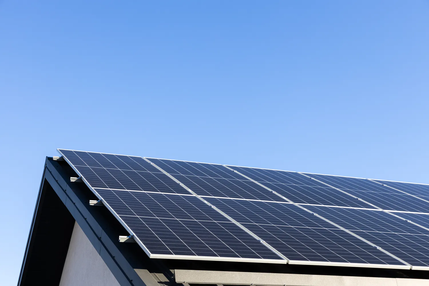 Saulės elektrinė ant namo stogo