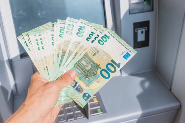 Pinigai bankomatuose