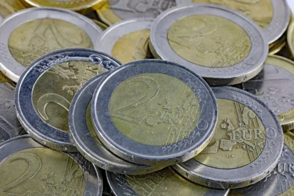 Tūkstančių vertos 2 eurų monetos