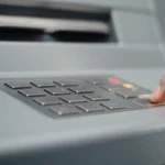 PIN kodo suvedimas bankomate