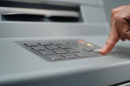 PIN kodo suvedimas bankomate