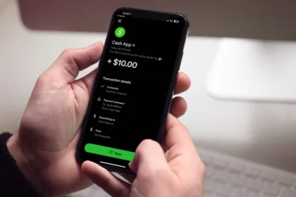 Pinigų pervedimas per programėlę / Azulblue / Shutterstock.com