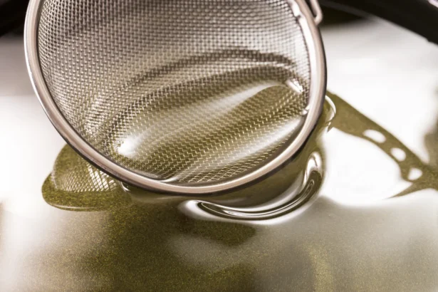 Aliejaus negalima pilti į kriauklę