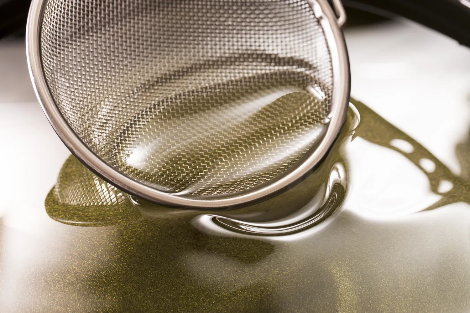 Aliejaus negalima pilti į kriauklę