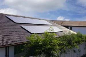 Už elektrą mokėję tūkstančius, dabar masiškai atsigręžia į saulės elektrines