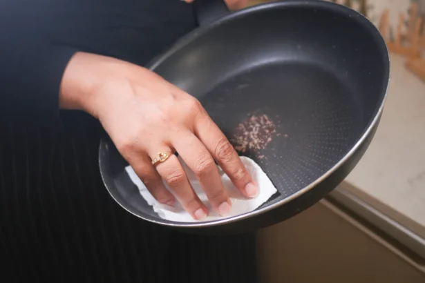 Keptuvę nublizginu be sodos ir citrinos