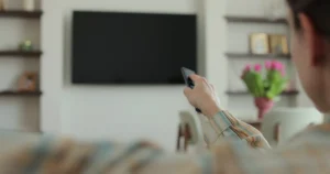 Kodėl vien išjungti televizorių neužtenka