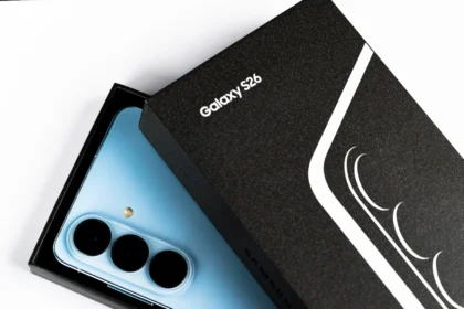 Galaxy S26 telefonas / Ruslan Lytvyn / Shutterstock.com