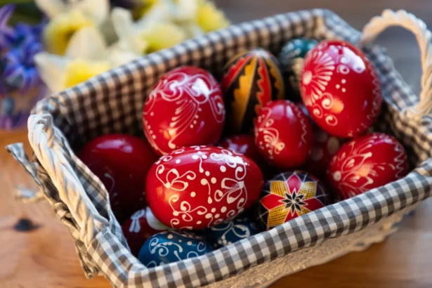 Natūraliai nudažyti kiaušiniai - tikra stalo puošmena