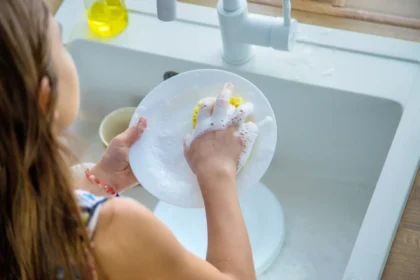 Indų plovimas rankomis