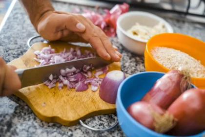 Raudonų svogūnų paruošimas