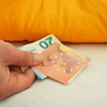 Pinigų laikymas po pagalve