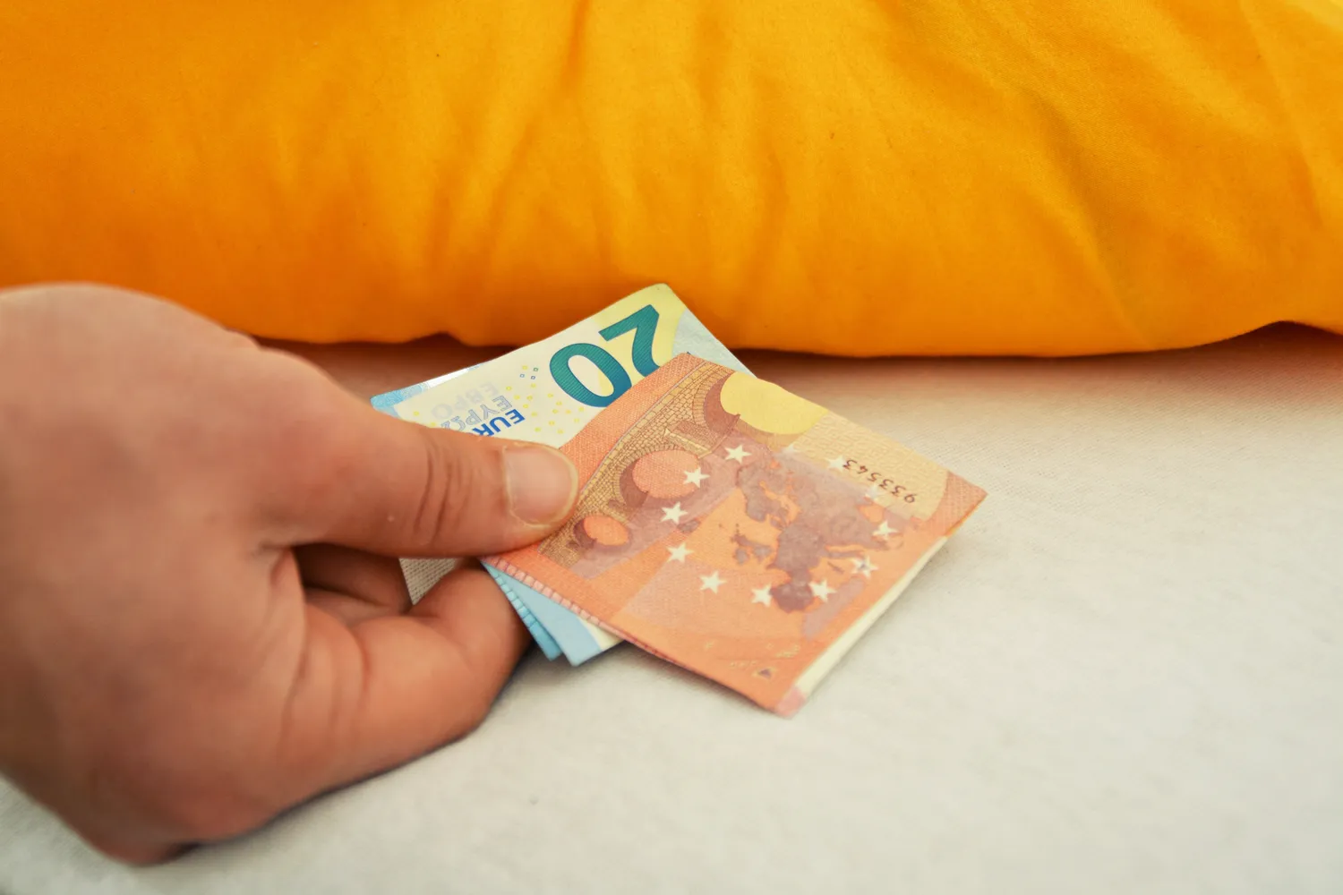 Pinigų laikymas po pagalve