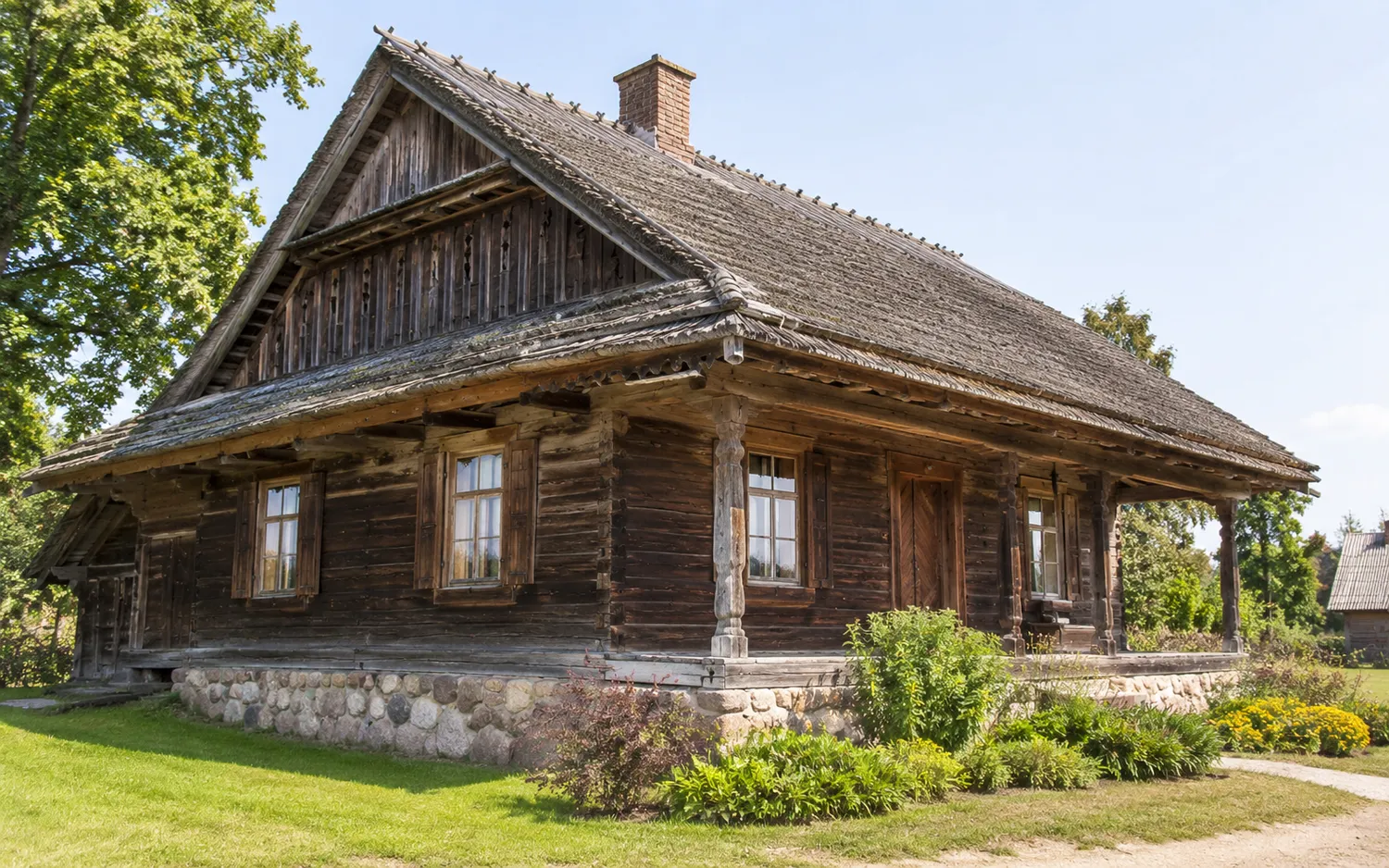 Senoje sodyboje namas stovi jau daugiau kaip 50 metų