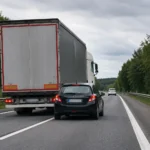 Sunkvežimis lenkia automobilį