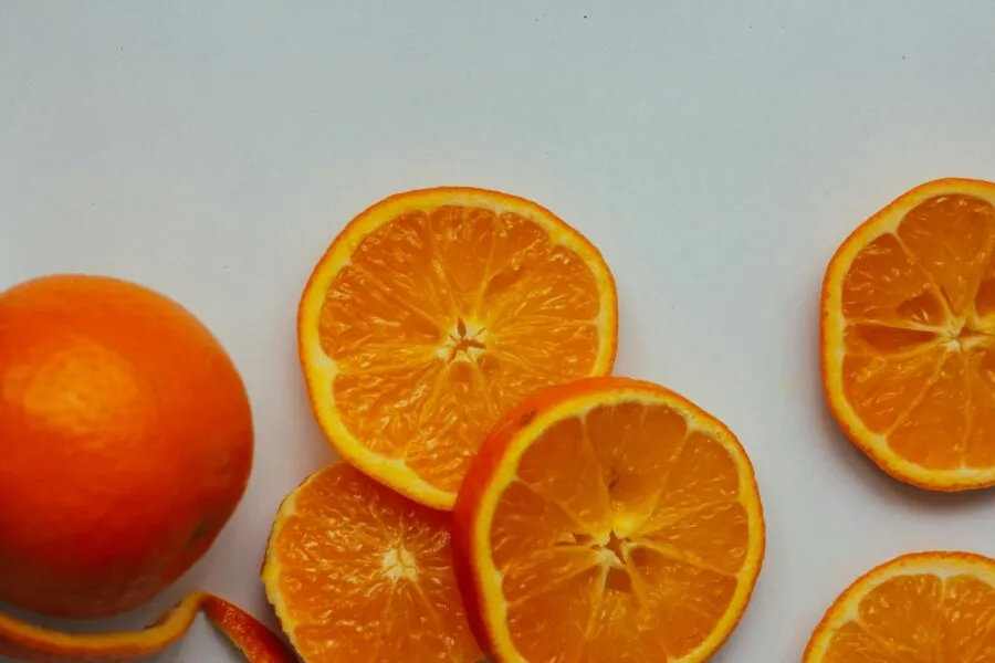 Po žuvies kepimo lieka kvapas? Natūralus citrusų būdas greitai atgaivina virtuvę