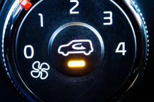 Mygtukas, kurį vasarą verta spausti dažniau: kodėl automobilio salone jis veikia geriau nei vien kondicionierius