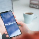 Sūnus padovanojo mamai išmanųjį telefoną: po savaitės gailėjosi, kad parodė jai „Facebook“