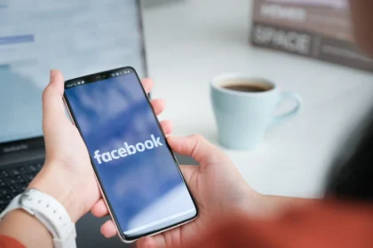 Sūnus padovanojo mamai išmanųjį telefoną: po savaitės gailėjosi, kad parodė jai „Facebook“