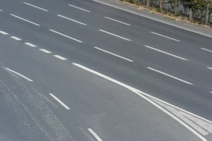 Baltos linijos keliuose