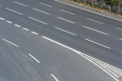 Baltos linijos keliuose