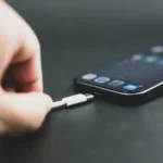 iPhone įkrovimas / Dontree_M / Shutterstock.com