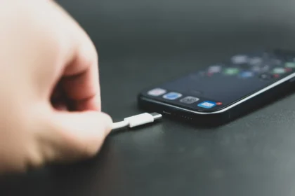 iPhone įkrovimas / Dontree_M / Shutterstock.com