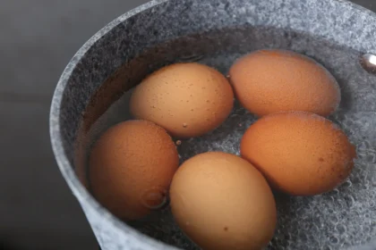 Šefas išbandė 6 kiaušinių lupimo būdus