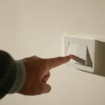 Ar tikrai visada reikia išjungti šviesą išeinant iš kambario