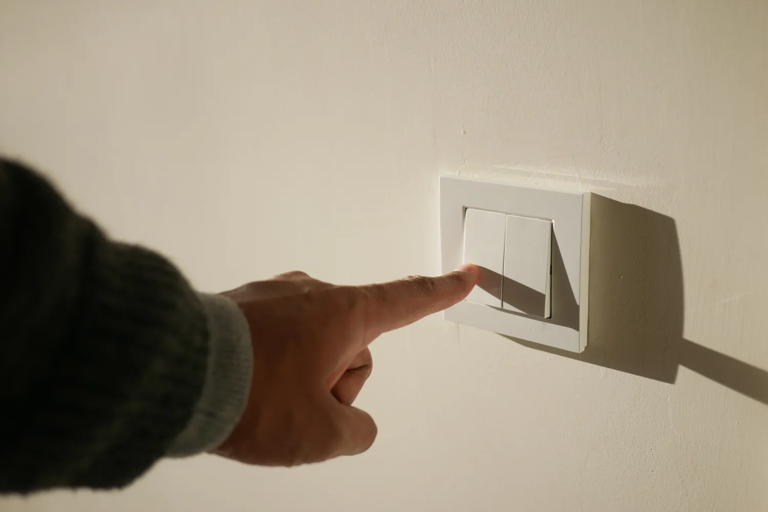 Ar tikrai visada reikia išjungti šviesą išeinant iš kambario