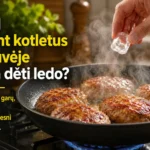 Keptuvėje kepami naminiai kotletai ir mažas ledo kubelis sultingumui išlaikyti