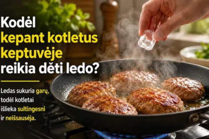 Keptuvėje kepami naminiai kotletai ir mažas ledo kubelis sultingumui išlaikyti