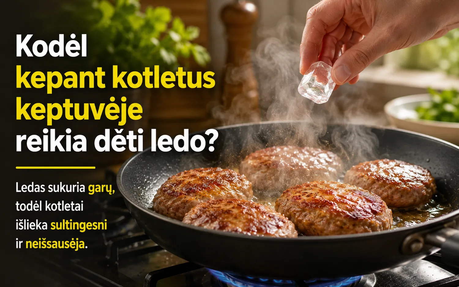 Keptuvėje kepami naminiai kotletai ir mažas ledo kubelis sultingumui išlaikyti