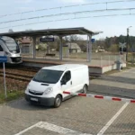 Geležinkelio pervažoje įstrigęs mikroautobusas