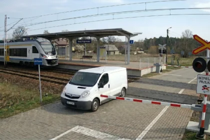 Geležinkelio pervažoje įstrigęs mikroautobusas