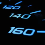 Kodėl daugelio automobilių maksimalus greitis ribojamas iki 250 km/val.