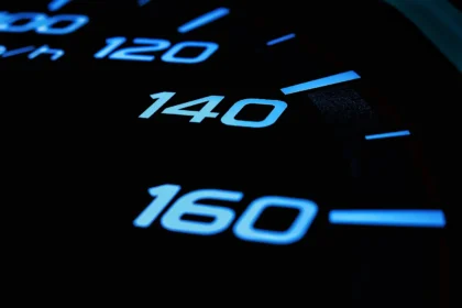 Kodėl daugelio automobilių maksimalus greitis ribojamas iki 250 km/val.
