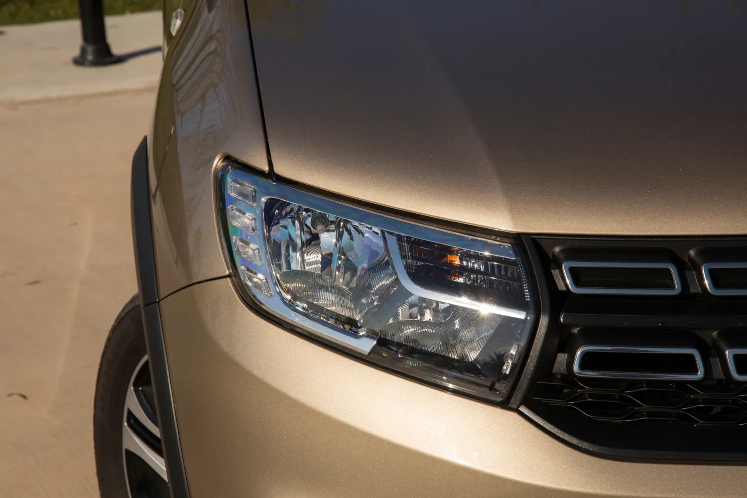 Dacia Sandero / emirhankaramuk / Shutterstock.com
